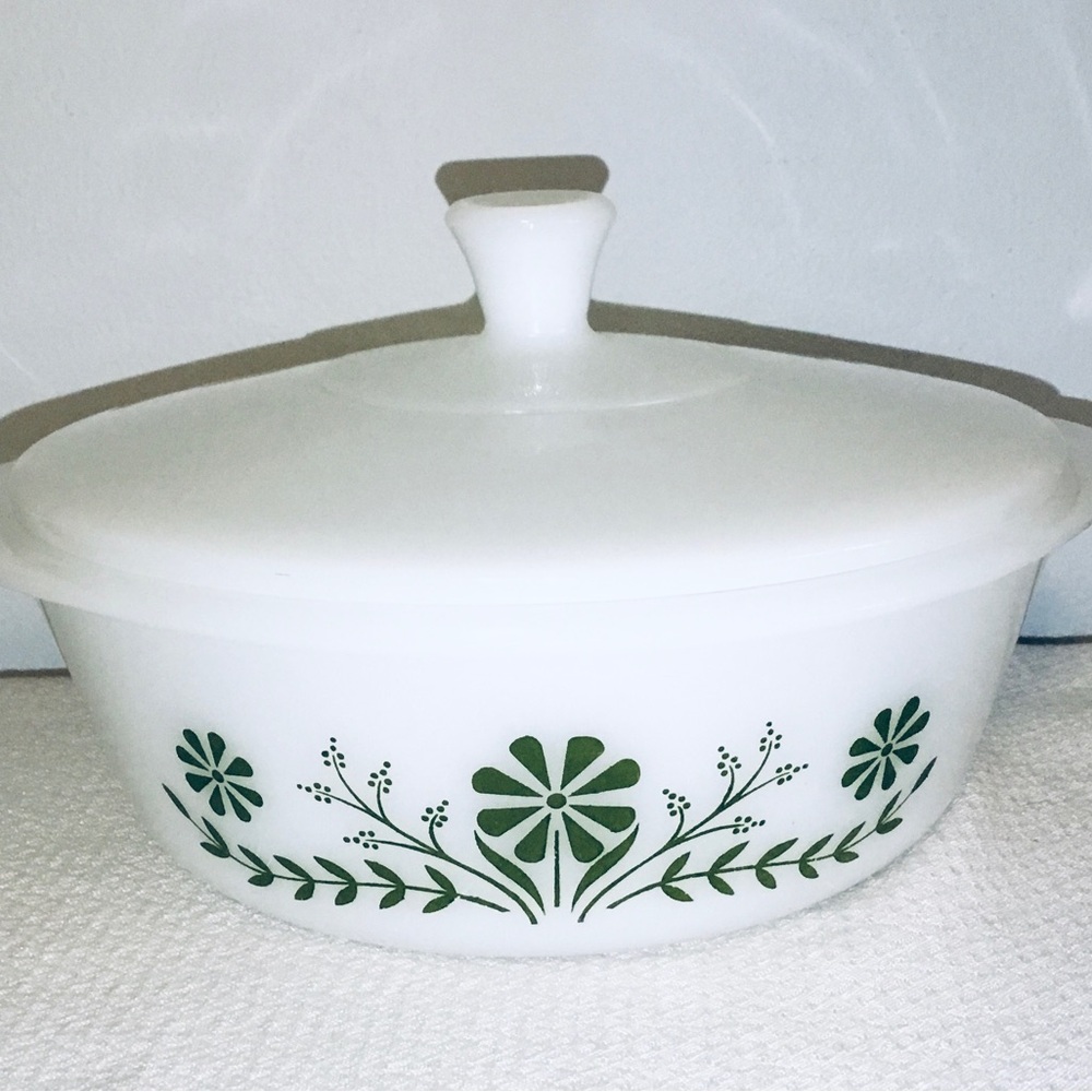 PRE- OWNED GLASSBAKE J2600 GREEN DAISY 1.5 QUART CASSEROLE BOWL WITH LID